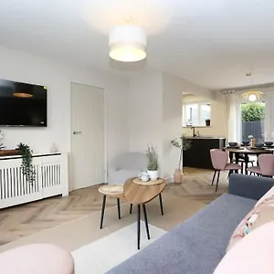 Xxbrand Newxx Sleeps 8, Stylish Japandi House Holiday home