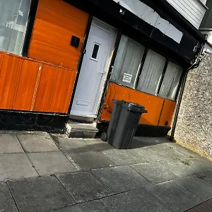 Large 2 Bed Private Central & Near The Beach With Parking! Apartment